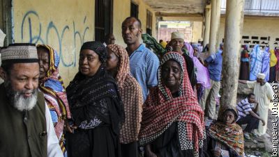Devant le bureau de vote de Mbeni, à 50 km de Moroni. PHOTO / IBRAH. Y