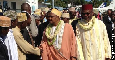 Ikililou accompagné par Anissi, Gouverneur d'Anjouan