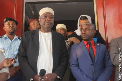 Youssouf Mohamed Ali (Dircab du Pdt Azali) à gauche
